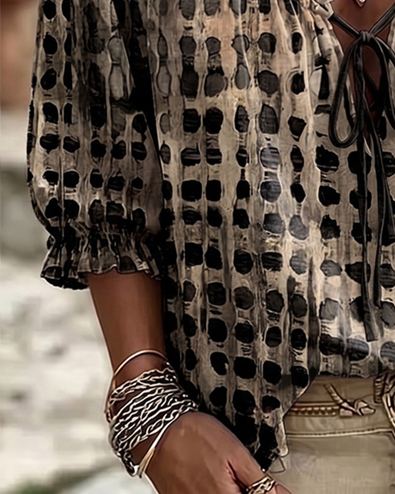 Lena | Blouse met stippenpatroon en vetersluiting