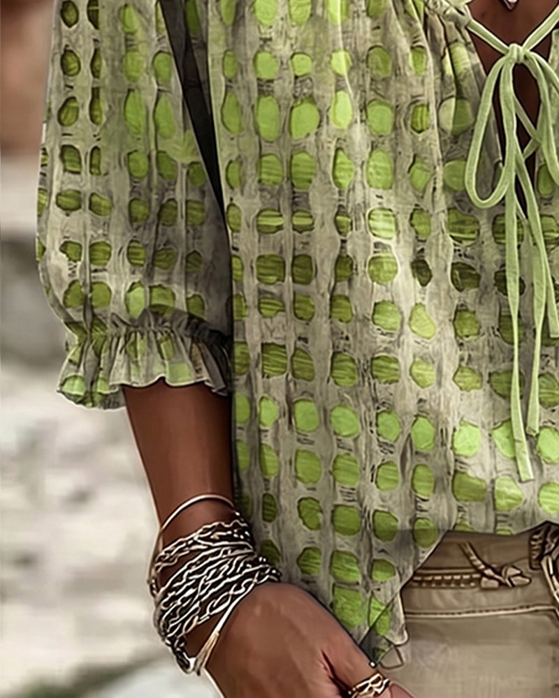 Lena | Blouse met stippenpatroon en vetersluiting
