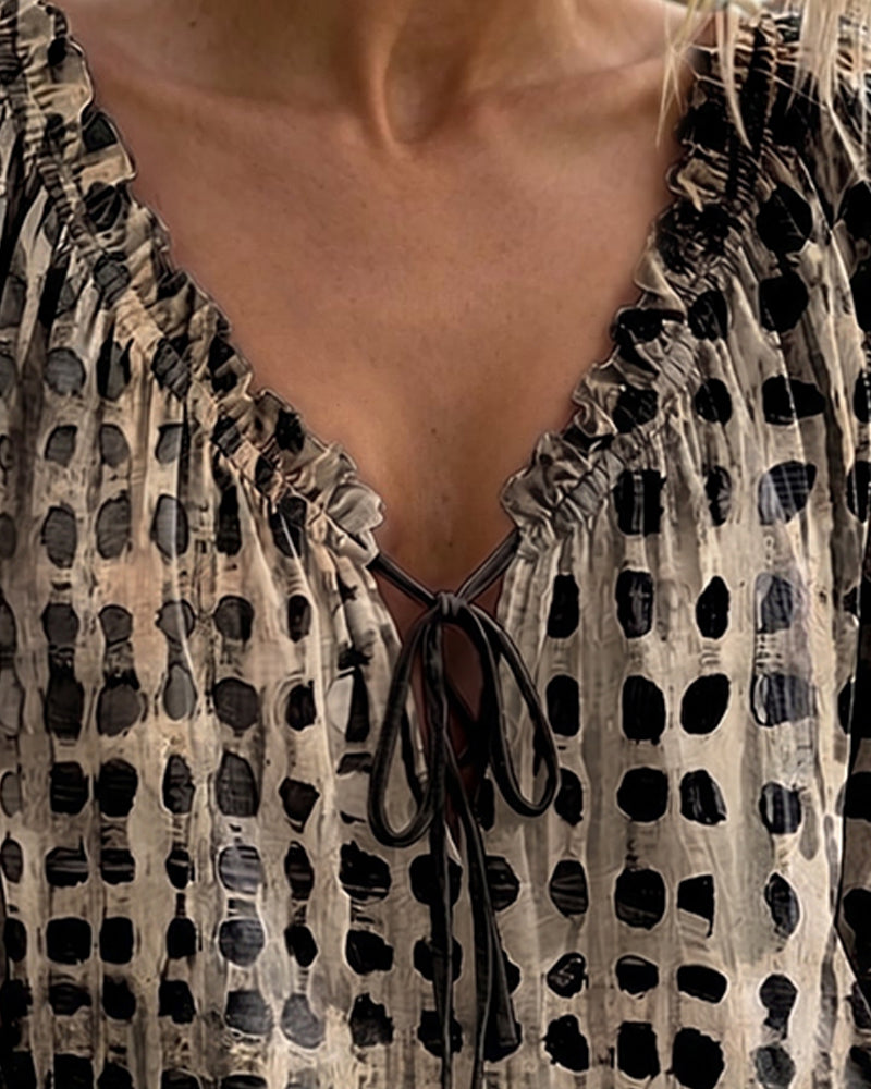 Lena | Blouse met stippenpatroon en vetersluiting
