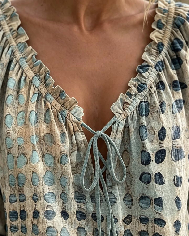 Lena | Blouse met stippenpatroon en vetersluiting